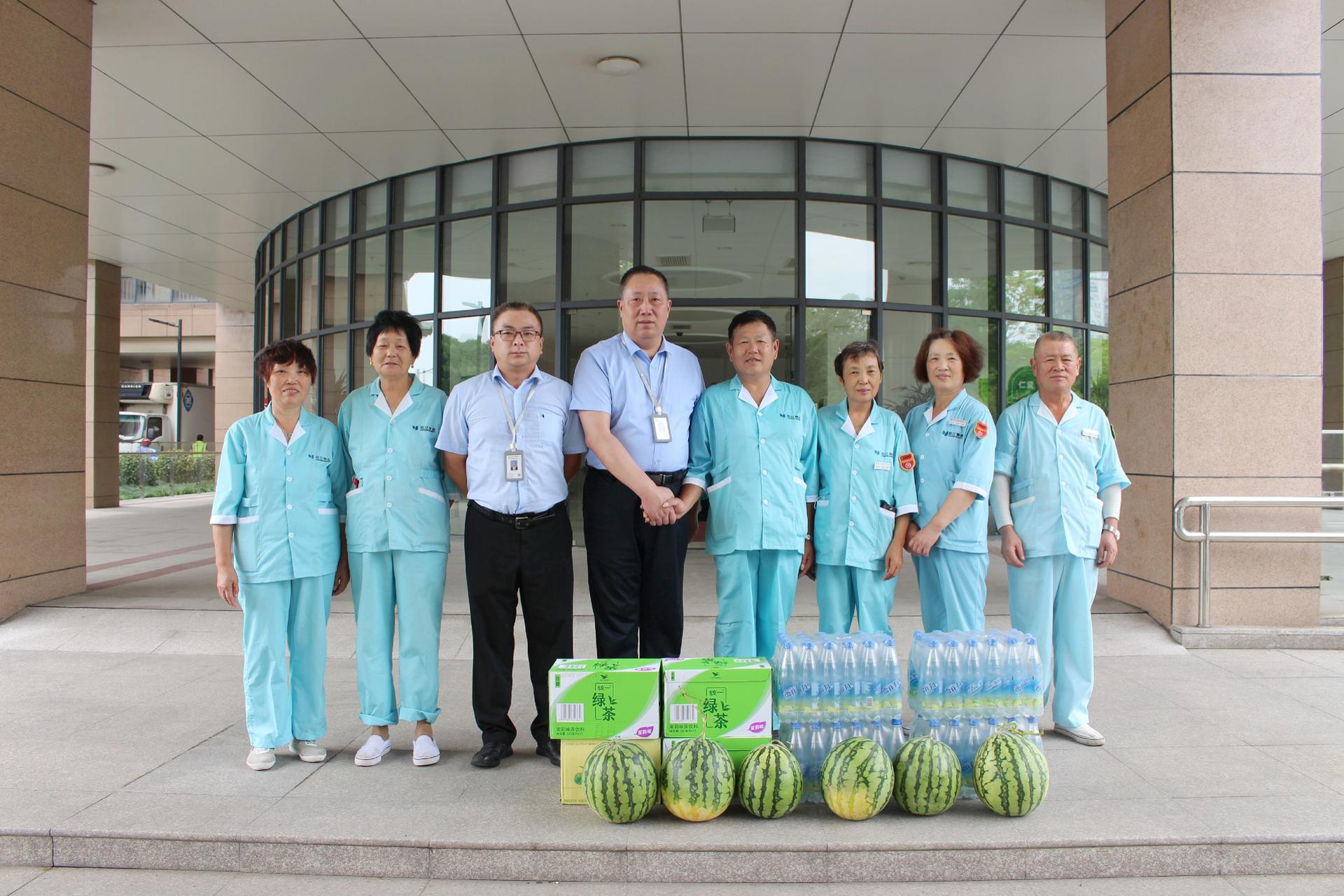 沿江物业开展“情系一线 夏送清凉”高温慰问活动